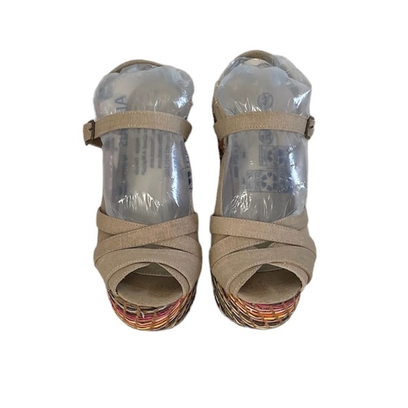 Bakers Tan Peep Toe Buckle Rainbow Basket Weave Style Wedges Women’s 7.5 Slim - Picture 2 of 16